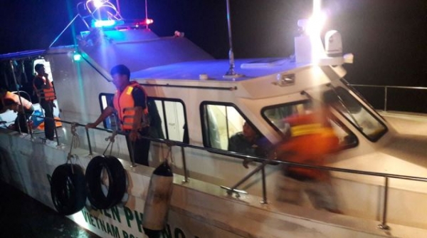 Nghệ An: Bị lật xuồng trên biển Cửa Lò, 7 du khách thoát nạn