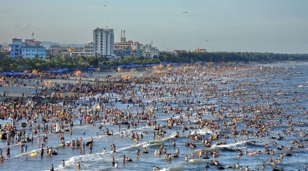 Thành phố Sầm Sơn đón hàng vạn du khách đến với biển trong nghỉ lễ