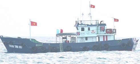 Tàu vỏ thép Tiên Tri 07 vận chuyển 60.000 lít xăng ra đảo Lý Sơn phục vụ dịp lễ 30/4 - 1/5