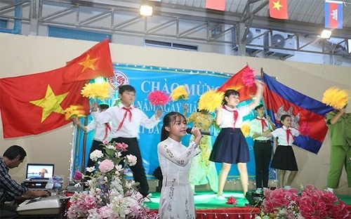 Bà con Việt kiều và cộng đồng người Việt tại nước ngoài tổ chức kỷ niệm Ngày 30/4