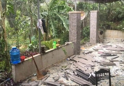 Hà Tĩnh: Lốc xoáy quét qua hơn 20 phút, hàng trăm ngôi nhà bị tốc mái