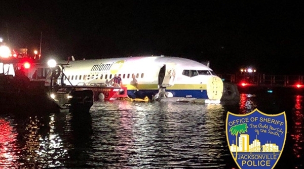 Máy bay chở 142 người lao xuống sông ở Florida, tất cả sống sót