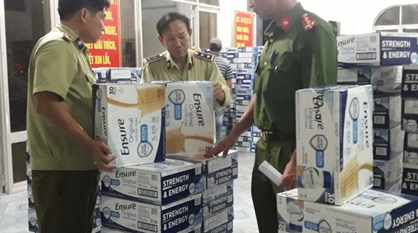 Phát hiện và thu giữ hàng trăm thùng sữa không được phép lưu hành tại Việt Nam