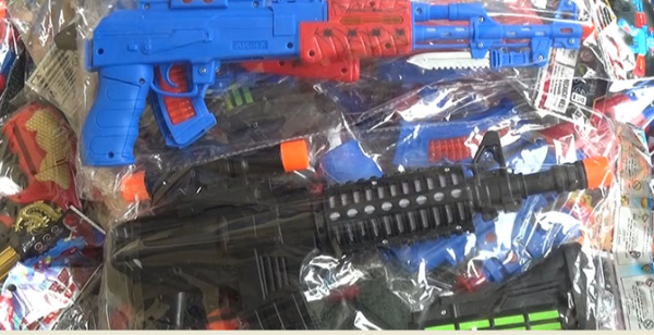 Hà Tĩnh: Tiêu hủy hàng trăm khẩu súng nhựa đồ chơi trẻ em