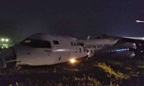 Máy bay vỡ khi trượt đường băng ở Myanmar
