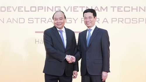 Thủ tướng tham quan triển lãm, dự diễn đàn phát triển DN công nghệ Việt Nam