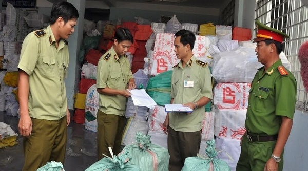 Tạm giữ 4.200 đôi dép nhựa các loại tại Hưng Yên