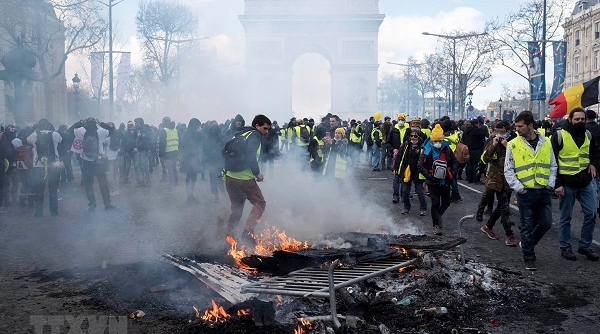 Pháp: Các cuộc biểu tình của phe 'Áo vàng' biến thành bạo động