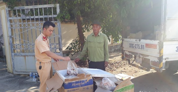 Nghệ An: Chặn đứng vụ vận chuyển 1.500 bánh quẩy "lởm", 50 kg nội tạng hôi thối