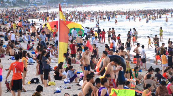 Đà Nẵng: Sau giờ tắt nắng, hàng ngàn người dân lẫn khách du lịch “đổ bộ” ra biển