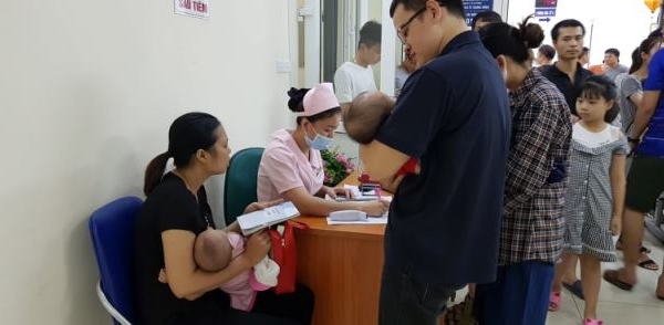 Hà Nội: Hàng nghìn phụ huynh vật vờ tại Trung tâm tiêm chủng 131 Lò Đúc chờ tiêm văcxin cho con