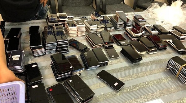 TP. Hồ Chí Minh: Bắt giữ hơn 400 điện thoại di động các loại tại sân bay Tân Sơn Nhất