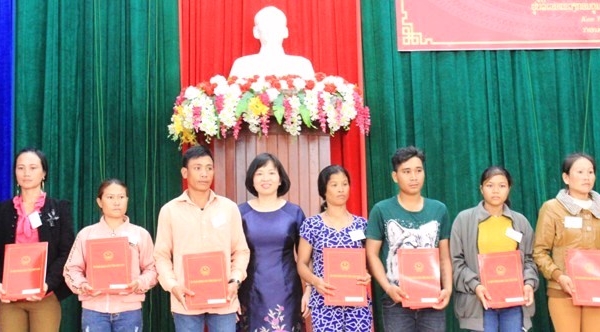 Kon Tum: Nhập Quốc tịch Việt Nam cho 38 công dân Lào