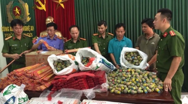 Nghệ An: Bắt 2 đối tượng vận chuyển 520 kg pháo nổ