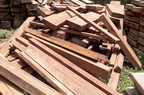 Quảng Bình: Gần 5 m3 gỗ lậu trong trụ sở xã bị tịch thu