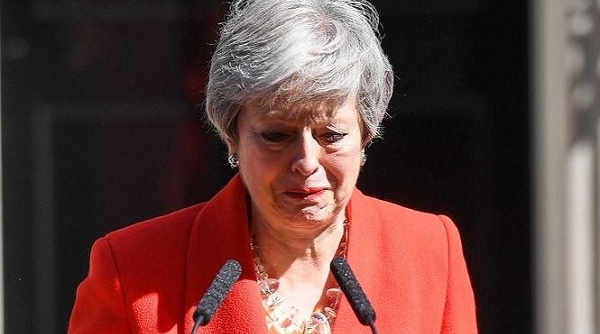 Thủ tướng Anh Theresa May rơi lệ khi thông báo từ chức