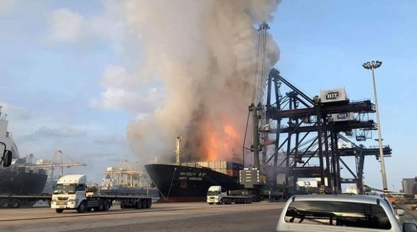 Thái Lan: Cháy nổ tàu chở hàng đang đậu trong cảng, 25 người bị thương