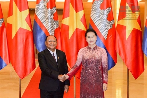 Chủ tịch Quốc hội đón, hội đàm với Chủ tịch Quốc hội Campuchia