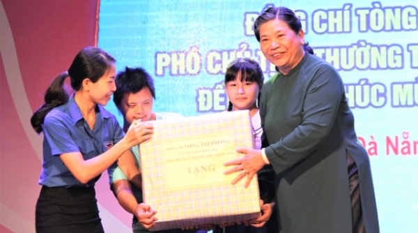 Đà Nẵng: Phó Chủ tịch Thường trực Quốc hội Tòng Thị Phóng tặng quà thiếu nhi