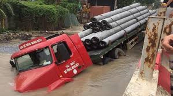 Hà Nội: Ba quận nội thành có nguy cơ mất nước do va chạm xe Container