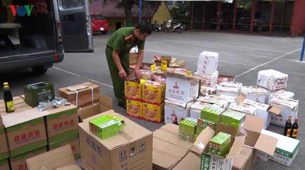 Lạng Sơn: Bắt giữ hàng tấn thực phẩm không rõ nguồn gốc