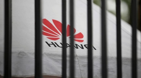 Chưa kịp ‘phản đòn’, Huawei nhận tin xấu từ Facebook