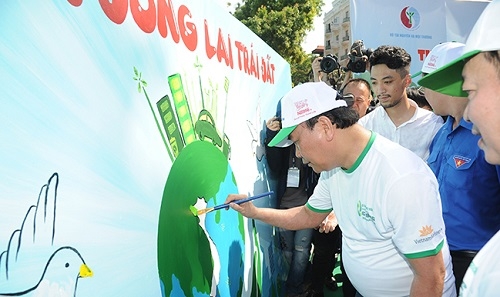 Thủ tướng vẽ tranh dưới trời nắng nóng hưởng ứng phòng chống rác thải nhựa