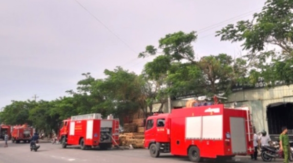 Cháy lớn suốt 3 giờ tại xưởng gỗ 1.000m2 giáp ranh Quảng Nam - Đà Nẵng