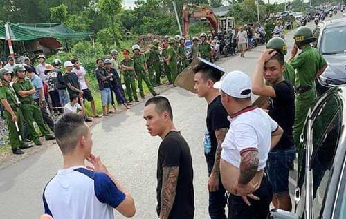 Bắt khẩn cấp thêm một nghi can trong vụ ‘giang hồ’ bao vây xe công an ở Đồng Nai