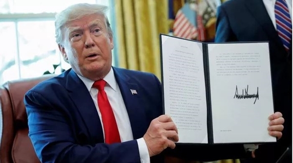 Ông Trump ký sắc lệnh trừng phạt lãnh đạo cao nhất của Iran