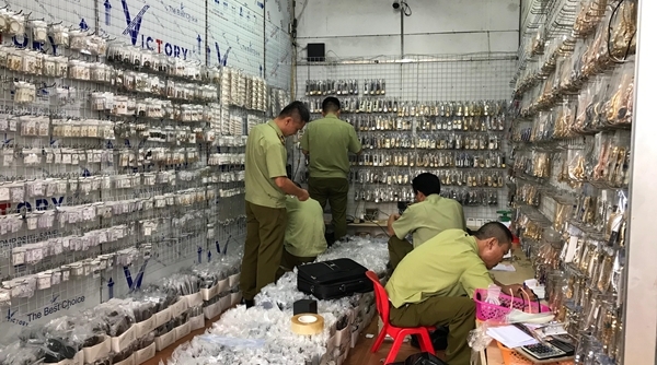 Hà Nội: Thu giữ hàng nghìn sản phẩm giả các thương hiệu nổi tiếng tại chợ Ninh Hiệp