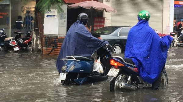 Mưa lớn gây ngập nhiều tuyến phố Hà Nội