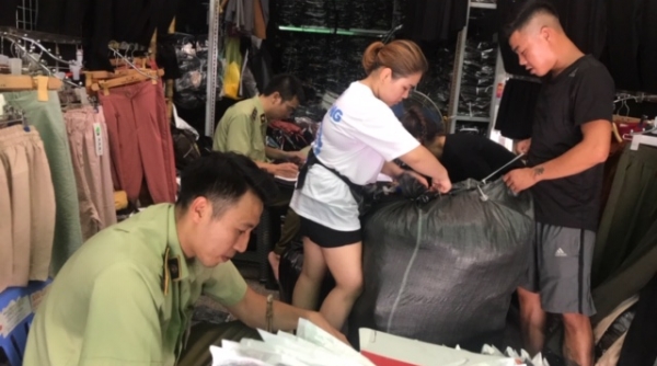 Hà Nội: Thu giữ hàng nghìn sản phẩm quần áo giả mạo nhãn hiệu