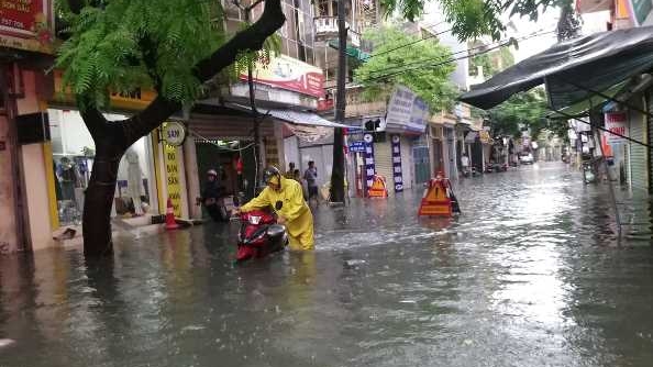 Hà Nội: Sau mưa lớn, nhiều truyến phố trên địa bàn quận Cầu Giấy ngập cục bộ, giao thông tê liệt