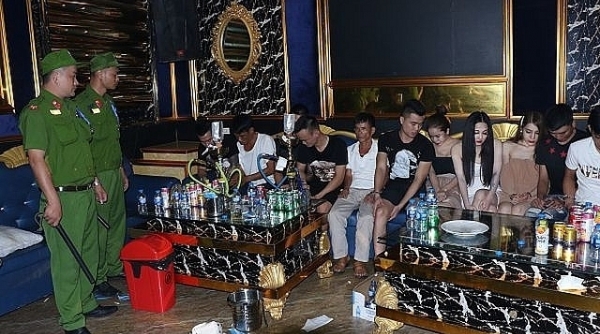 Hà Tĩnh: Bắt quả tang 20 đối tượng 'mở tiệc' ma túy trong quán karaoke