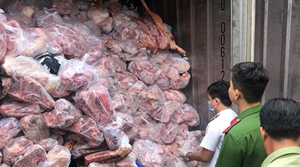 Bình Dương: Phát hiện 3 container chứa thịt lợn bốc mùi hôi thối