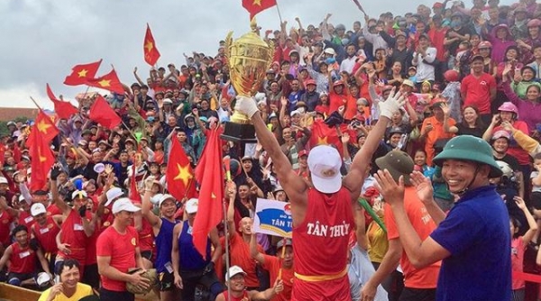Quảng Bình: Hàng vạn người đội mưa vui Tết độc lập trên sông Kiến Giang