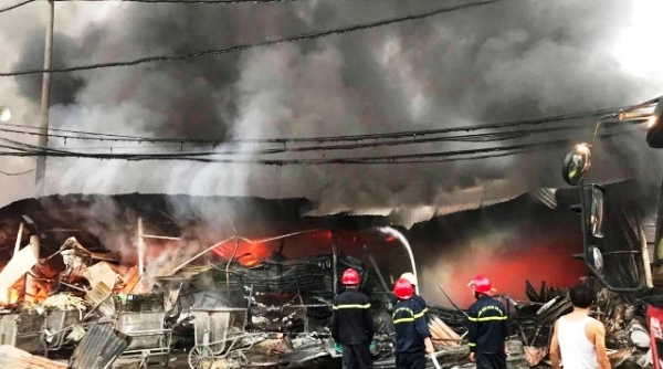 Tĩnh Gia (Thanh Hóa): Gần 400 ki ốt chợ tạm Còng bị cháy rụi trong đêm