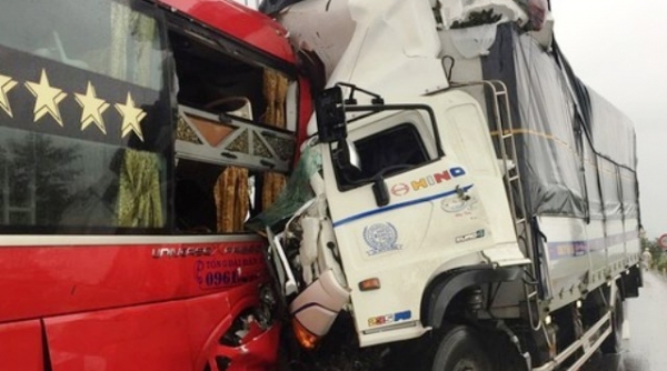 Nghệ An: Tai nạn giao thông nghiêm trọng, hàng chục người thương vong