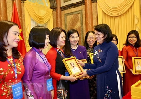 Phó Chủ tịch nước gặp mặt các nhà khoa học nữ ngành giáo dục