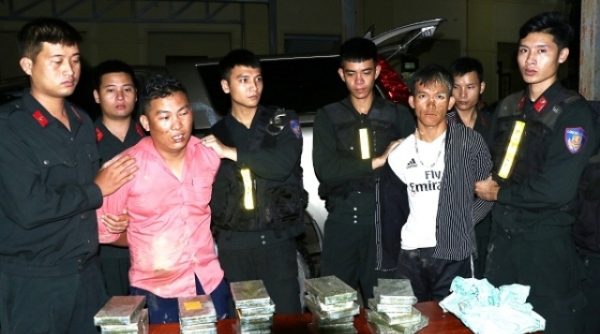 Hà Tĩnh: Nổ súng bắt hai đối tượng vận chuyển 30 bánh heroin