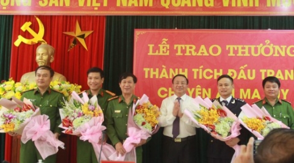 Hà Tĩnh: Trao thưởng ban chuyên án bắt giữ 30 bánh heroin, 6.000 viên ma túy