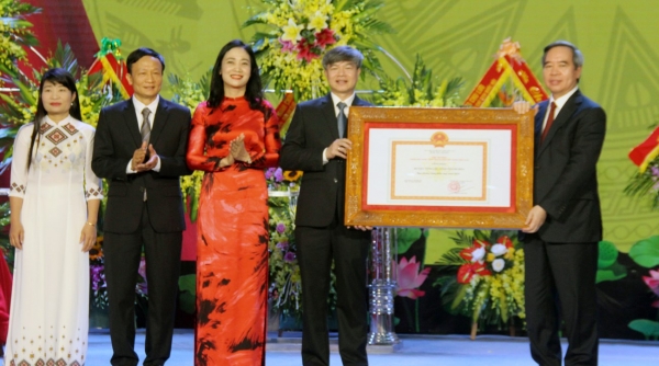 Huyện Vĩnh Lộc đón nhận Bằng công nhận đạt chuẩn nông thôn mới