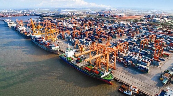 Hàng hóa thông qua cảng biển tiếp tục tăng