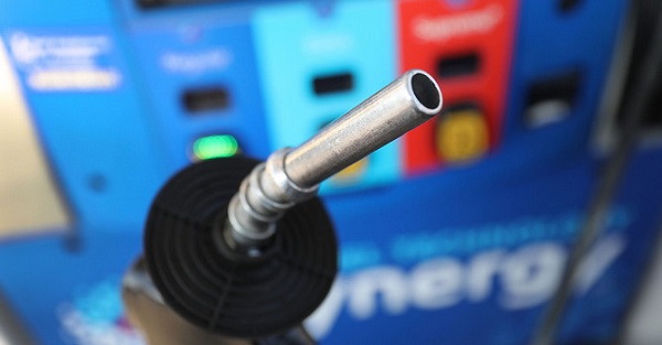 OPEC đồng ý tiếp tục giảm sản lượng, giá dầu tăng vọt