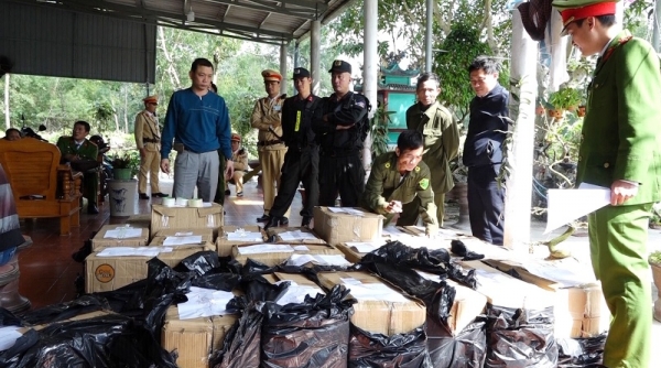 Quảng Bình: Bắt 2 cha con tàng trữ gần 1 tấn pháo lậu