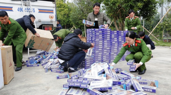 Hà Tĩnh: Tạm giữ 10.000 bao thuốc lá lậu trên xe tải