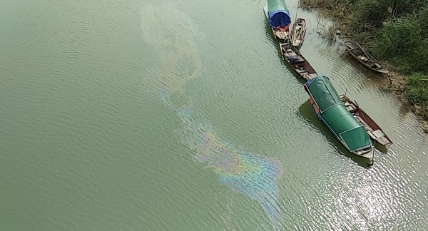 Nghệ An: Phân tích mẫu nước sông Lam sau khi xuất hiện vệt dầu loang
