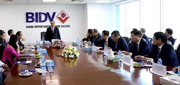 Thủ tướng Nguyễn Xuân Phúc thăm và làm việc tại Chi nhánh BIDV Yangon