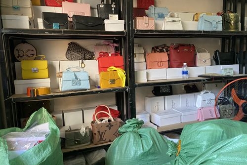 Thanh Hóa: Thu giữ lô hàng túi xách giả mạo thương hiệu nổi tiếng